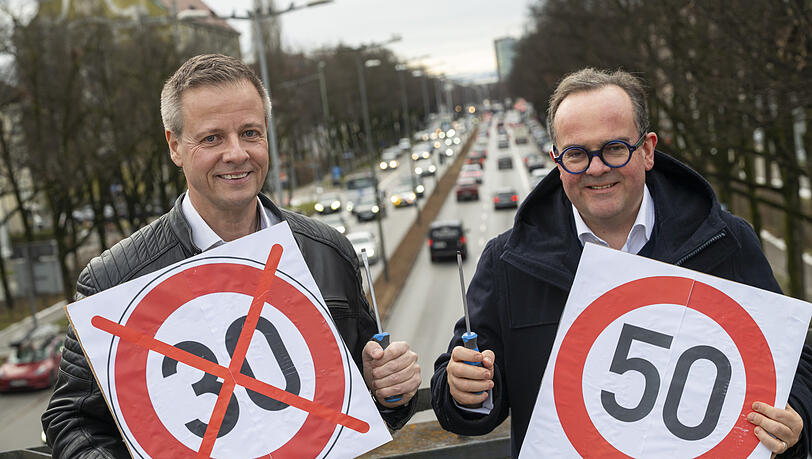 Michael Haberland (l), Präsident vom „Mobil in Deutschland e.V.“, und CSU-OB-Kandidat Clemens Baumgärtner mit selbstgebastelten Schildern und Schraubenziehern an der Landshuter Allee. Michael Haberland (l), Präsident vom „Mobil in Deutschland e.V.“, und CSU-OB-Kandidat Clemens Baumgärtner mit selbstgebastelten Schildern und Schraubenziehern an der Landshuter Allee.