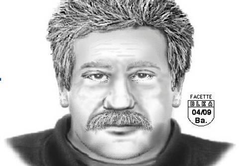 Dieser Mann durchsuchte das Geschäft nach Bargeld.