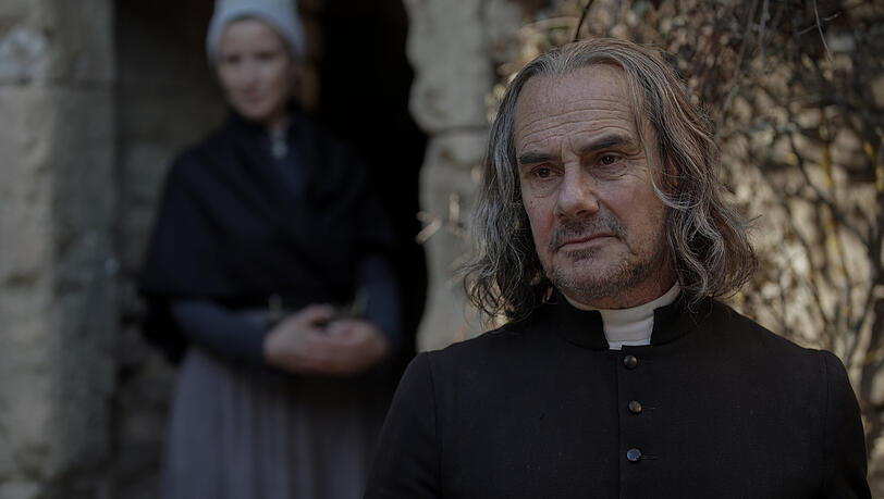 Der g&uuml;tige Bischof Bienvenu Myriel (Bernard Campan). Foto: Happy Entertainment