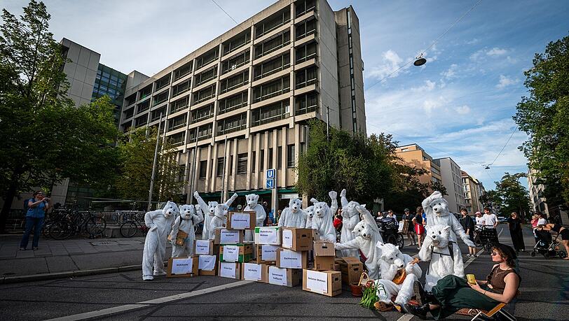 Vor dem riesigen, leeren alten Strafjustizzentrum:  Die Initiative Abbrechen Abbrechen hat am 7. September im Eisb&auml;renkost&uuml;m Pl&auml;ne f&uuml;r die Nutzung vorgestellt.