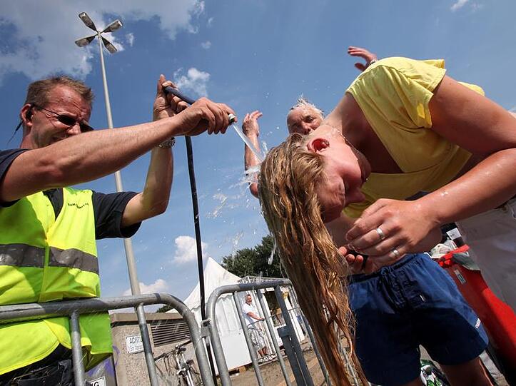 Bei Temperaturen von über 30 Grad hilft nur noch eine kalte Dusche.