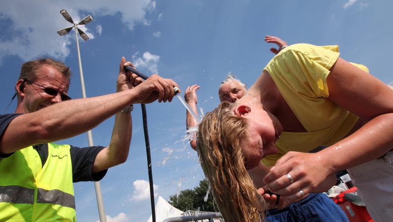Bei Temperaturen von über 30 Grad hilft nur noch eine kalte Dusche.