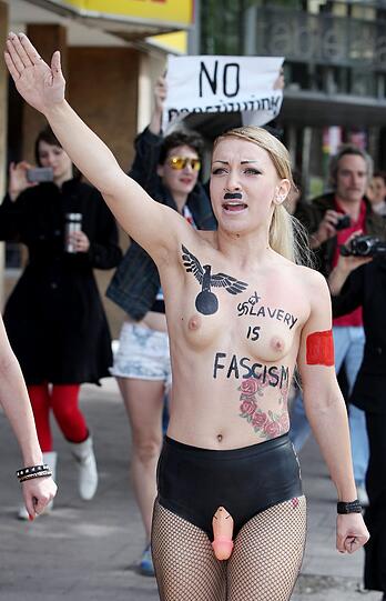 In ihrer Heimat sorgt die Femen-Gruppe seit längerem mit spektakulären Auftritten für Aufsehen.