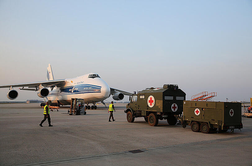 Hier am Flughafen Halle-Leipzig startete die Chartermaschine mit den ersten militärischen Hilfsgütern aus Deutschland.