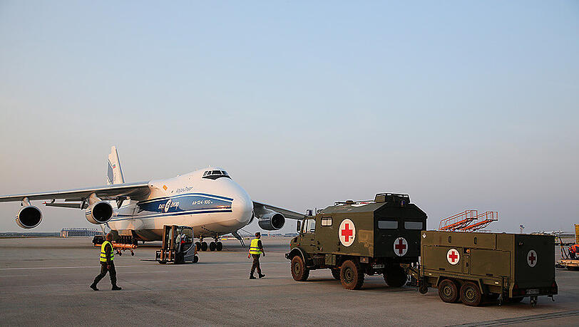 Hier am Flughafen Halle-Leipzig startete die Chartermaschine mit den ersten militärischen Hilfsgütern aus Deutschland. Hier am Flughafen Halle-Leipzig startete die Chartermaschine mit den ersten militärischen Hilfsgütern aus Deutschland.