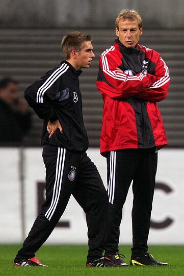 2004: Lahm absolviert am 18. Februar in Split gegen Kroatien (2:1) sein erstes Länderspiel und bei der EURO in Portugal sein erstes großes Turnier.