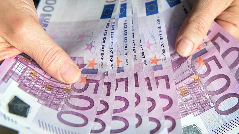 Ein ehrlicher Finder hat der Polizei 5.000 Euro ausgehändigt, die er am Augsburger Bahnhof gefunden hatte. (Symbolfoto)