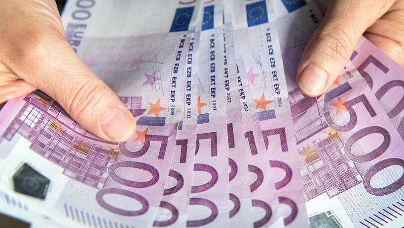 Ein ehrlicher Finder hat der Polizei 5.000 Euro ausgehändigt, die er am Augsburger Bahnhof gefunden hatte. (Symbolfoto) Ein ehrlicher Finder hat der Polizei 5.000 Euro ausgehändigt, die er am Augsburger Bahnhof gefunden hatte. (Symbolfoto)
