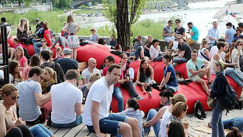 Der Kulturstrand 2013 auf der Corneliusbrücke. Heuer fällt die Veranstaltung aus. Die roten Sitzsäcke könnten weiterwandern...