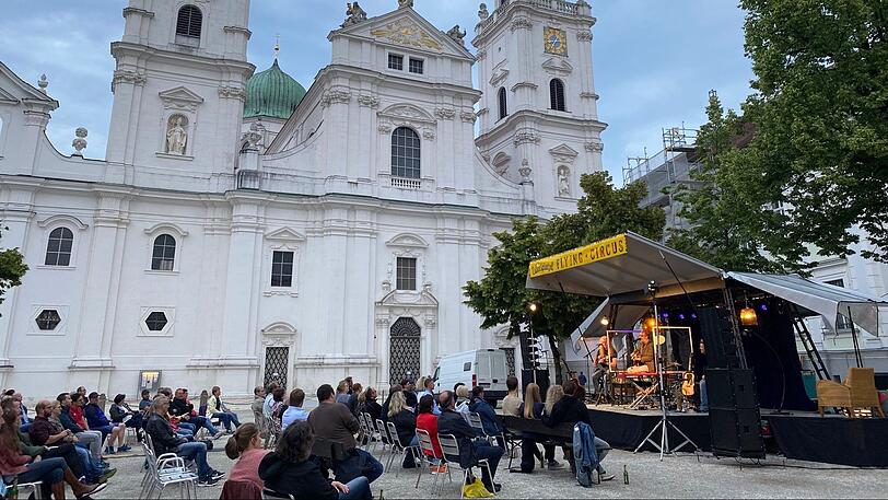 Platz wäre ja genug da, aber mehr als 100 Zuschauer waren nicht erlaubt, als Hannes Ringlstetter am Dienstag auf dem Passauer Domplatz im Rahmen von Till Hofmanns "Eulenspiegel Flying Circus Festival" auftrat. Das Festival dauert noch bis zum 6. Juli.