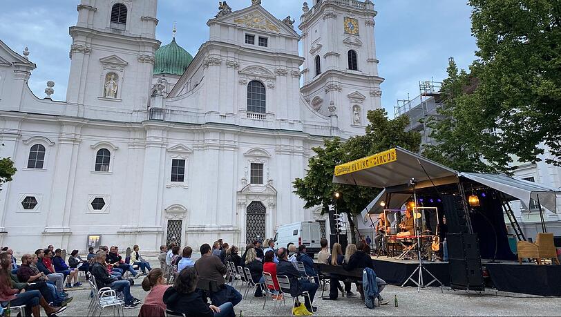 Platz wäre ja genug da, aber mehr als 100 Zuschauer waren nicht erlaubt, als Hannes Ringlstetter am Dienstag auf dem Passauer Domplatz im Rahmen von Till Hofmanns "Eulenspiegel Flying Circus Festival" auftrat. Das Festival dauert noch bis zum 6. Juli. Platz wäre ja genug da, aber mehr als 100 Zuschauer waren nicht erlaubt, als Hannes Ringlstetter am Dienstag auf dem Passauer Domplatz im Rahmen von Till Hofmanns "Eulenspiegel Flying Circus Festival" auftrat. Das Festival dauert noch bis zum 6. Juli.