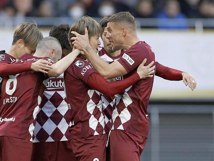 Lukas Podolski (r) jubelt mit seinen Teamkollegen.