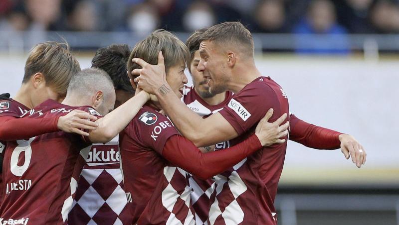 Lukas Podolski (r) jubelt mit seinen Teamkollegen. Lukas Podolski (r) jubelt mit seinen Teamkollegen.