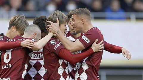 Lukas Podolski (r) jubelt mit seinen Teamkollegen.
