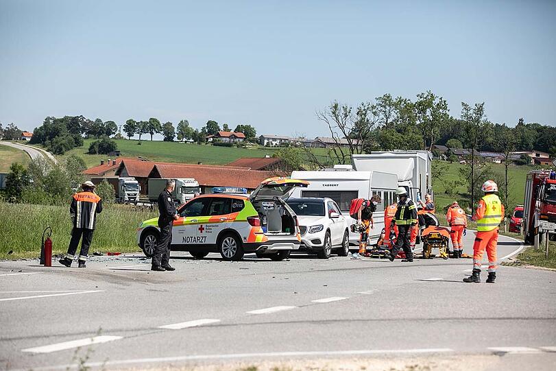 Auf der Staatsstraße 2105, an der Einmündung der Lkw-Umfahrung von Tittmoning (Kreisstraße TS16), hat sich am Dienstagmorgen ein schwerer Verkehrsunfall ereignet.