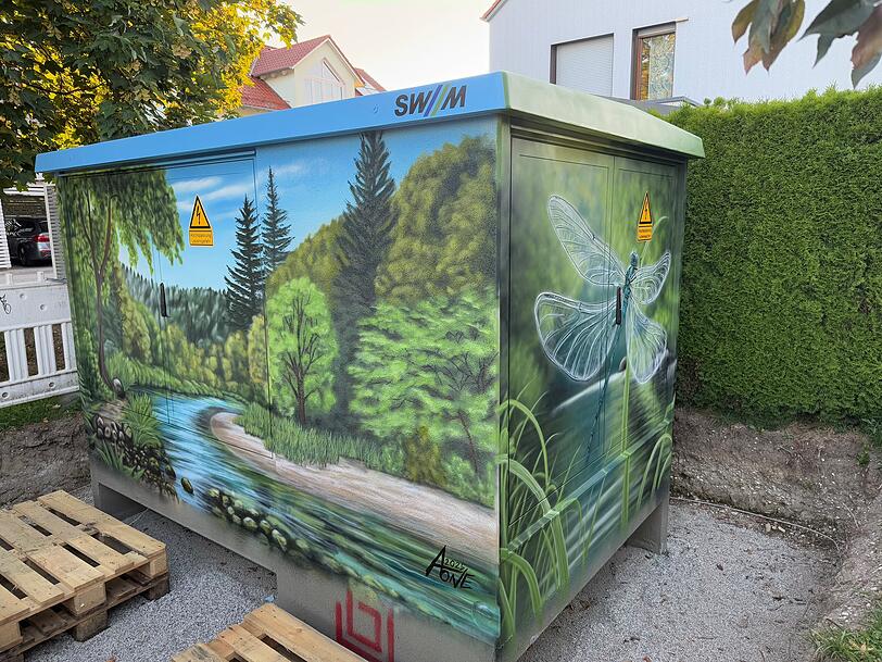 "Ich kann mir Graffiti an jedem Trafo- und Pumpenh&auml;usl der Stadtwerke vorstellen", sagt Clemens Baumg&auml;rtner. Wie hier am Beispiel in Moosburg, wo eine K&uuml;nstlerin sich kreativ ausleben durfte.
