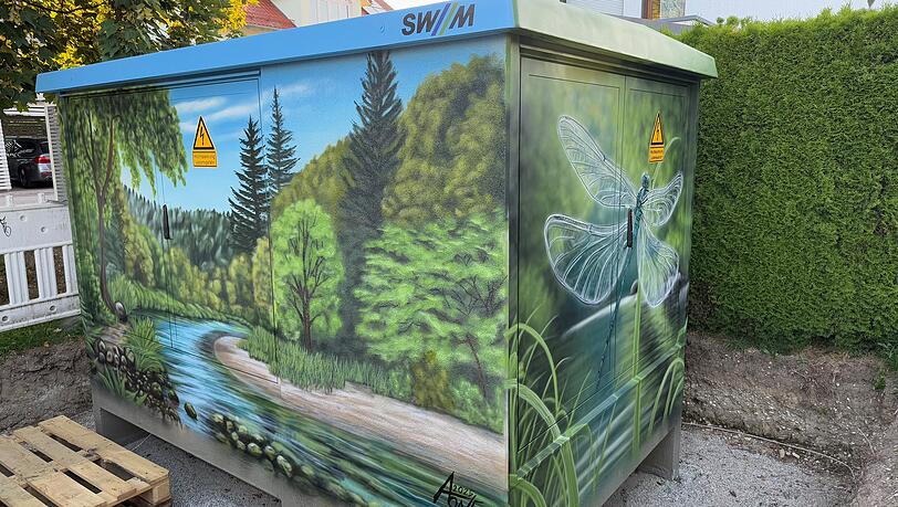 "Ich kann mir Graffiti an jedem Trafo- und Pumpenh&auml;usl der Stadtwerke vorstellen", sagt Clemens Baumg&auml;rtner. Wie hier am Beispiel in Moosburg, wo eine K&uuml;nstlerin sich kreativ ausleben durfte.