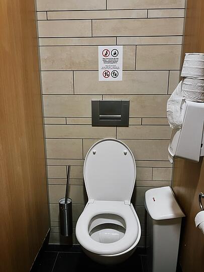 Nicht besonders edel ist die Toilette im Luxuskaufhaus Oberpollinger, findet Thomas. Nicht besonders edel ist die Toilette im Luxuskaufhaus Oberpollinger, findet Thomas.