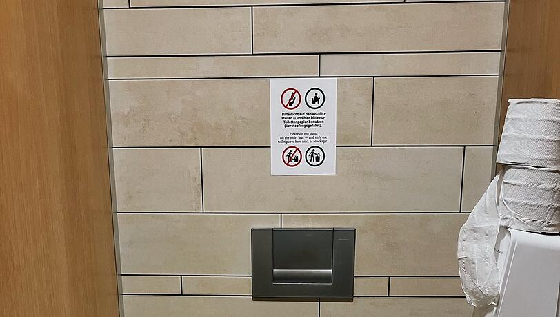 Nicht besonders edel ist die Toilette im Luxuskaufhaus Oberpollinger, findet Thomas. Nicht besonders edel ist die Toilette im Luxuskaufhaus Oberpollinger, findet Thomas.