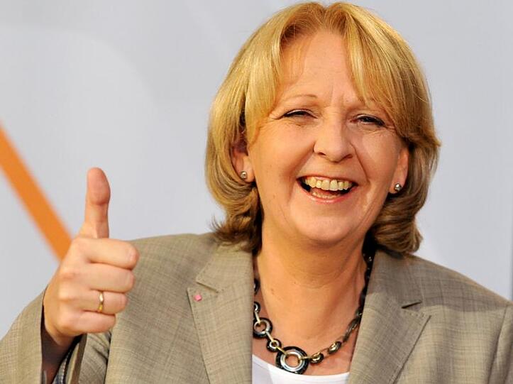 HANNELORE KRAFT (SPD): Nordrhein-Westfalens Ministerpräsidentin hält natürlich zu Borussia Dortmund.&bdquo;Der BVB spielt attraktiven Fußball, schnell in die Spitze, frühes Pressing &ndash; das haben die Bayern von den Dortmundern abgekupfert&ldquo;, meint die SPD-Politikerin über das Spiel gegen den FC Bayern München. &bdquo;Das wird ein Duell auf Augenhöhe.&ldquo; &bdquo;2:1 für den BVB&ldquo;, lautet ihr Tipp.