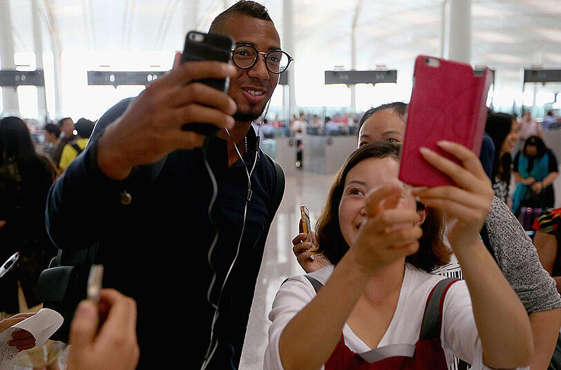 Der FC Bayern ist am Freitag in Peking gelandet und wurde von rund 1000 Fans schon am Flughafen frenetisch gefeiert. Die Bilder von der Ankunft.