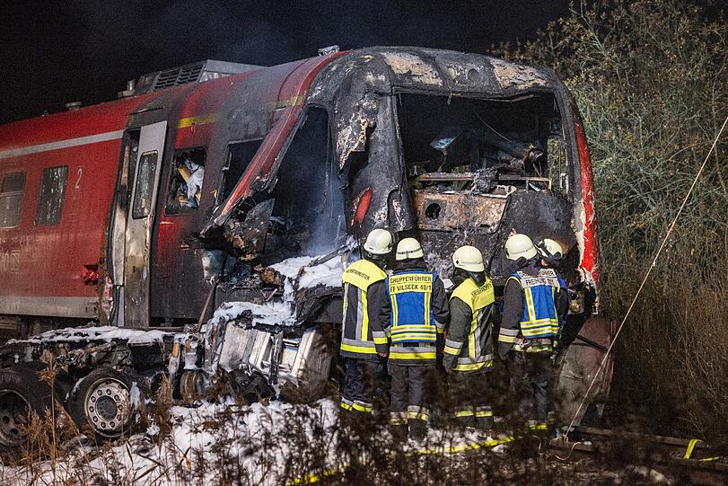 Schlimmer Zugunfall in der Oberpfalz: Durch die extreme Hitzeentwichklung konnte sich die Feuerwehr nicht sofort dem Zug nähern.