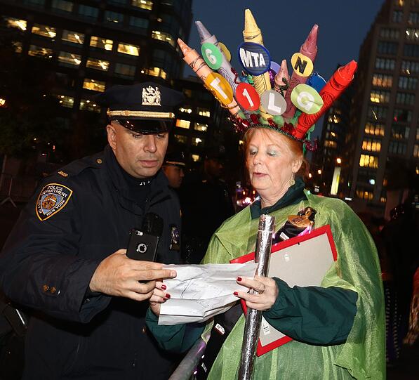 Terror-Angst? Von wegen! Die New Yorker feierten nicht nur Halloween, sondern zeigten damit gleichzeitig den Terroristen die kalte Schulter.