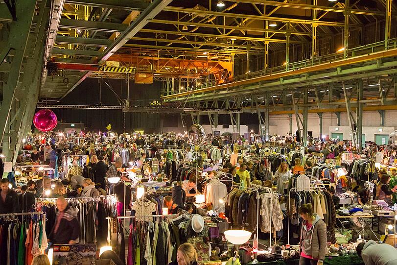 Bis Mitternacht kann im Zenith auf Bayerns größtem Nachtflohmarkt gestöbert werden.
