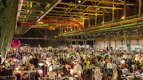 Bis Mitternacht kann im Zenith auf Bayerns größtem Nachtflohmarkt gestöbert werden.