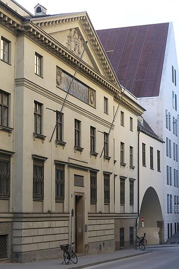 Das Landesamt vom Hofgraben her gesehen.