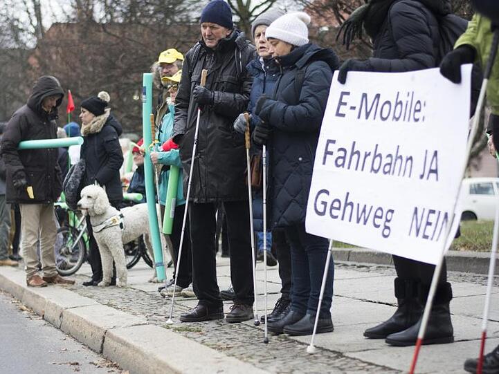 Gegner der E-Tretroller formulieren vor dem Bundesverkehrsministerium ihre Forderungen: "Fahrbahn Ja, Gehweg Nein".