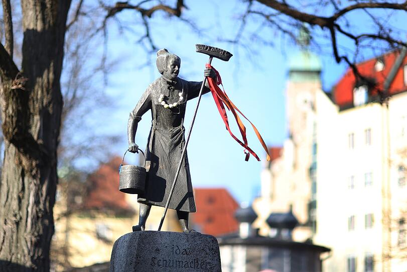 So sieht die Statue am Brunnen normalerweise aus. (Archivbild)