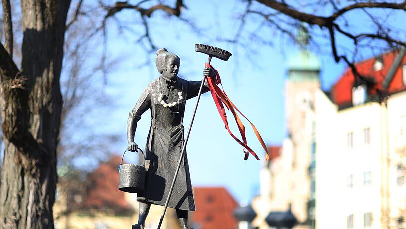 So sieht die Statue am Brunnen normalerweise aus. (Archivbild) So sieht die Statue am Brunnen normalerweise aus. (Archivbild)