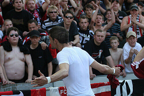 Hilferuf oder Beschwerde? Jedenfalls hofft Angelos Charisteas auf die bedingungslose Unterstützung der Fans im Herzschlagfinale am kommenden Samstag.