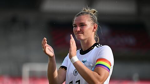 Alexandra Popp trägt hier die Kapitänsbinde in Regenbogenfarben.