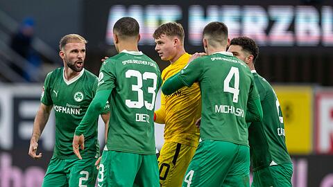 Fürths Simon Asta (v.li.), Maximilian Dietz, Torwart Jonas Urbig, Damian Michalski und Kerim Calhanoglu jubeln nach dem Schlusspfiff.