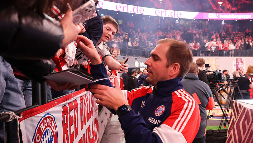 Gab flei&szlig;ig Autogramme: Philipp Lahm, Trainer der Legendenelf des FC Bayern.