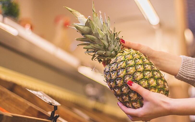 Wollen Sie eine reife Ananas erkennen, riechen Sie am Blütenboden. Ist der Geruch herrlich fruchtig-süß, ist sie perfekt. Auch wenn sich die inneren Blätter leicht lösen lassen, spricht das für einen guten Reifegrad. Obendrein kann Ihnen die Schale weiterhelfen: Bei einer reifen Ananas ist sie weicher als bei einer unreifen, bei Druck gibt sie aber nicht sofort nach. Wollen Sie eine reife Ananas erkennen, riechen Sie am Blütenboden. Ist der Geruch herrlich fruchtig-süß, ist sie perfekt. Auch wenn sich die inneren Blätter leicht lösen lassen, spricht das für einen guten Reifegrad. Obendrein kann Ihnen die Schale weiterhelfen: Bei einer reifen Ananas ist sie weicher als bei einer unreifen, bei Druck gibt sie aber nicht sofort nach.