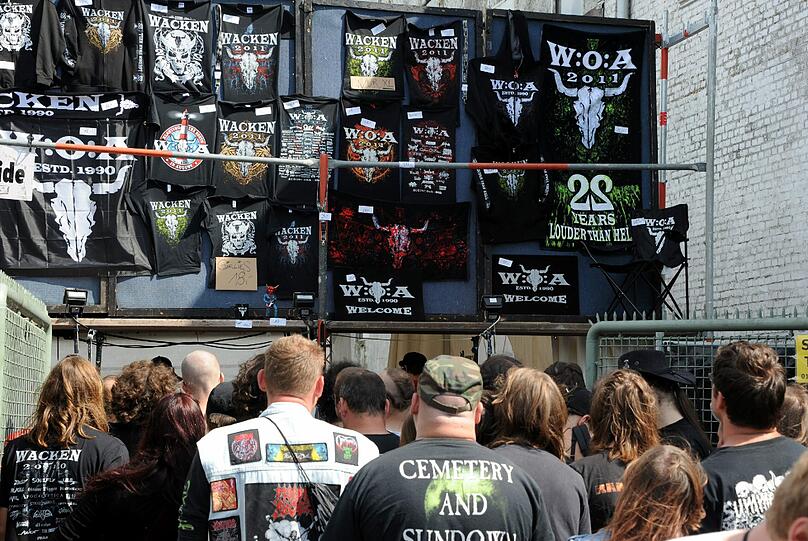 Schlange stehen muss man auch für das neue Festival-T-Shirt. Viele Fans sind in Shirts vom letzten W:O:A angereist - jetzt ist es Zeit für ein neues!
