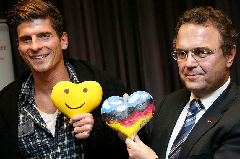 Mario Gomez vom FC Bayern und Bundesinnenminister Dr. Hans-Peter Friedrich präsentieren von ihnen selbst bemalte Terrakotta-Herzen für die Aktion "Sportler Kunstherz" der Stiftung "Kinderherz". Foto: Paul Knecht