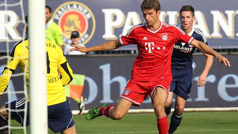 Thomas Müller vom FC Bayern im Spiel um den "Cup des Südens" gegen die Paulaner-Traumelf im Trainingslager am Gardasee. Thomas Müller vom FC Bayern im Spiel um den "Cup des Südens" gegen die Paulaner-Traumelf im Trainingslager am Gardasee.