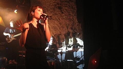 Heimspiel im Kellergewölbe: Nina &bdquo;Fiva&ldquo; Sonnenberg präsentierte ihre neue CD &bdquo;Alles leuchtet&ldquo; in der Milla.
