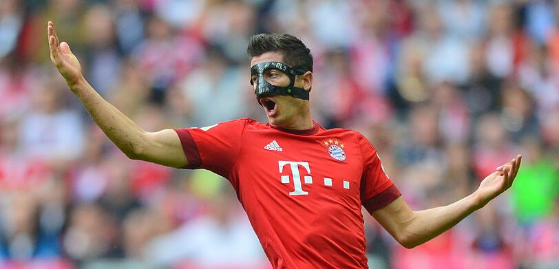 Am Samstag gegen Augsburg präsentierten die Bayern erstmals ihr Trikot für die neue Saison. Die Bilder zum Durchklicken!
