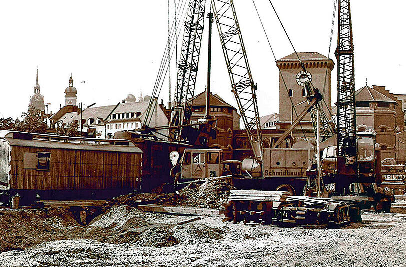 Am selben Tag 1967/68: Auch am Isartor wird mit Kränen fleißig an der S-Bahn gearbeitet &ndash; 1972 muss ja alles fertig sein.
