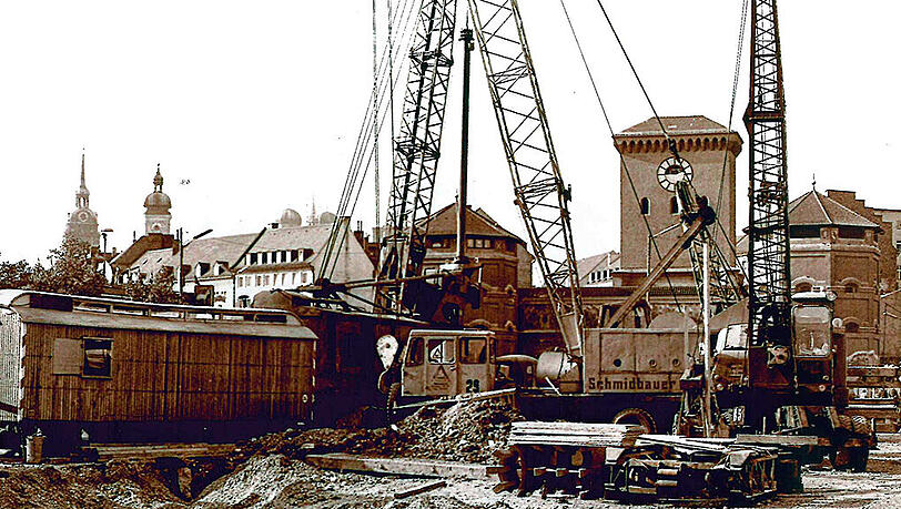Am selben Tag 1967/68: Auch am Isartor wird mit Kränen fleißig an der S-Bahn gearbeitet – 1972 muss ja alles fertig sein. Am selben Tag 1967/68: Auch am Isartor wird mit Kränen fleißig an der S-Bahn gearbeitet – 1972 muss ja alles fertig sein.