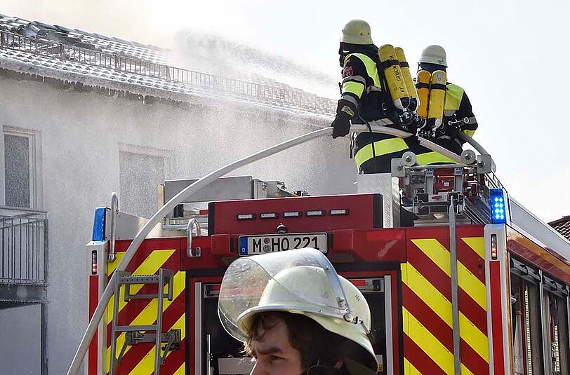 Die Bilder vom Dachstuhlbrand in Hofolding am Dienstagmittag.