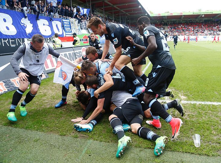 Bielefeld lag zeitgleich gegen Dresden zurück. Im Falle einer Niederlage hätte den Sechzgern sogar ein Remis in Heidenheim gereicht.