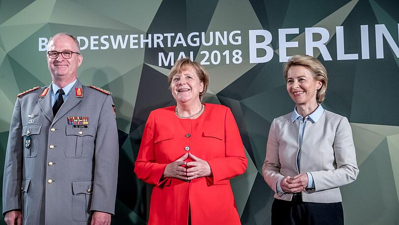 Bundeskanzlerin Angela Merkel (CDU, M) steht zwischen Ursula von der Leyen (CDU), Verteidigungsministerin und Eberhard Zorn, Generalinspekteur der Bundeswehr bei der Bundeswehrtagung. Bundeskanzlerin Angela Merkel (CDU, M) steht zwischen Ursula von der Leyen (CDU), Verteidigungsministerin und Eberhard Zorn, Generalinspekteur der Bundeswehr bei der Bundeswehrtagung.