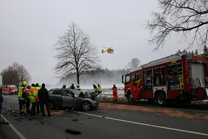 Ein Pkw ist frontal mit einem Sattelzug kollidiert.