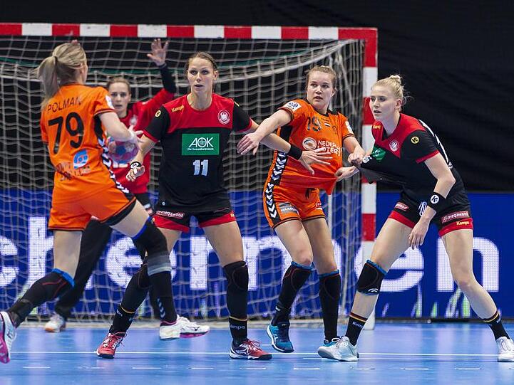 Xenia Smits (2.v.l) und Kim Naidzinavicius (r) versuchen die Niederländerinnen vom DHB-Tor fernzuhalten.